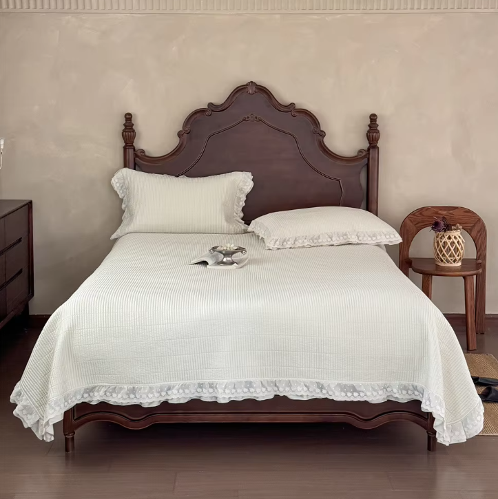 Trykt Quilt med blondestof